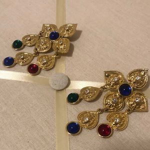 Multi colored gold tone vintage clip on earrings